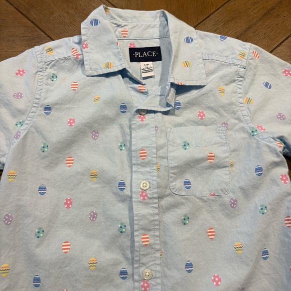 The children’s Place Pastel Blue Shirt with Vibrant Egg Design Size 5/6 - Picture 3 of 5